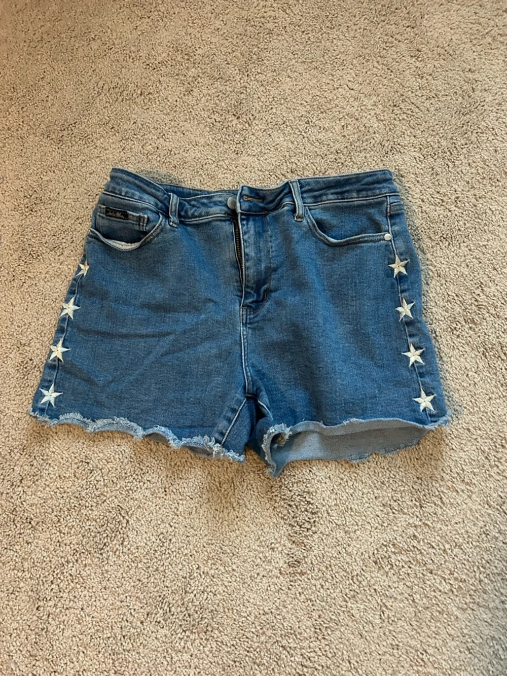 Judy Blue Medium Blue Denim Star-Trim High-Rise Shorts - Picture 2 of 4